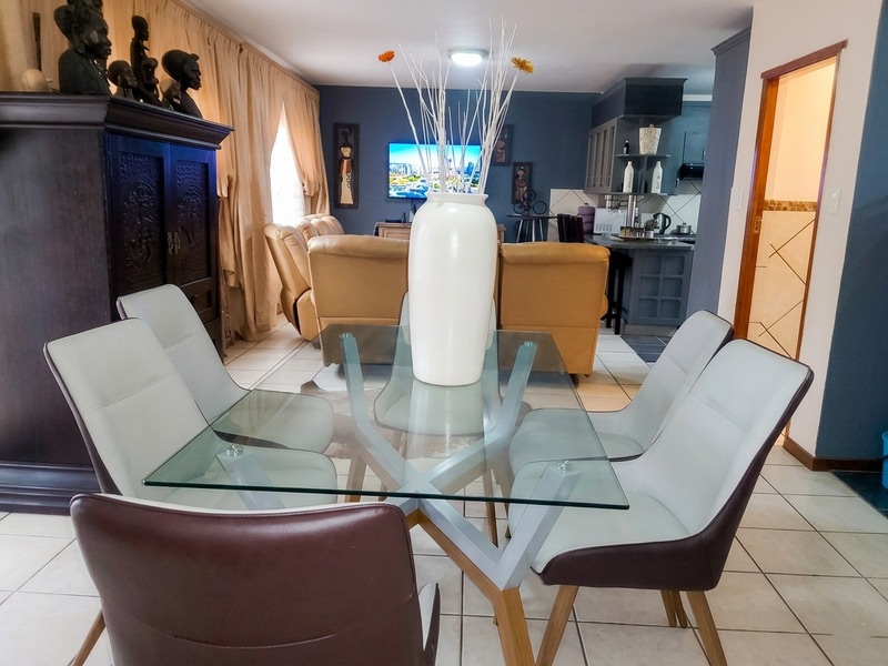 Spacious Double-Storey Townhouse with Stunning Views over Waterval East - Photo 4