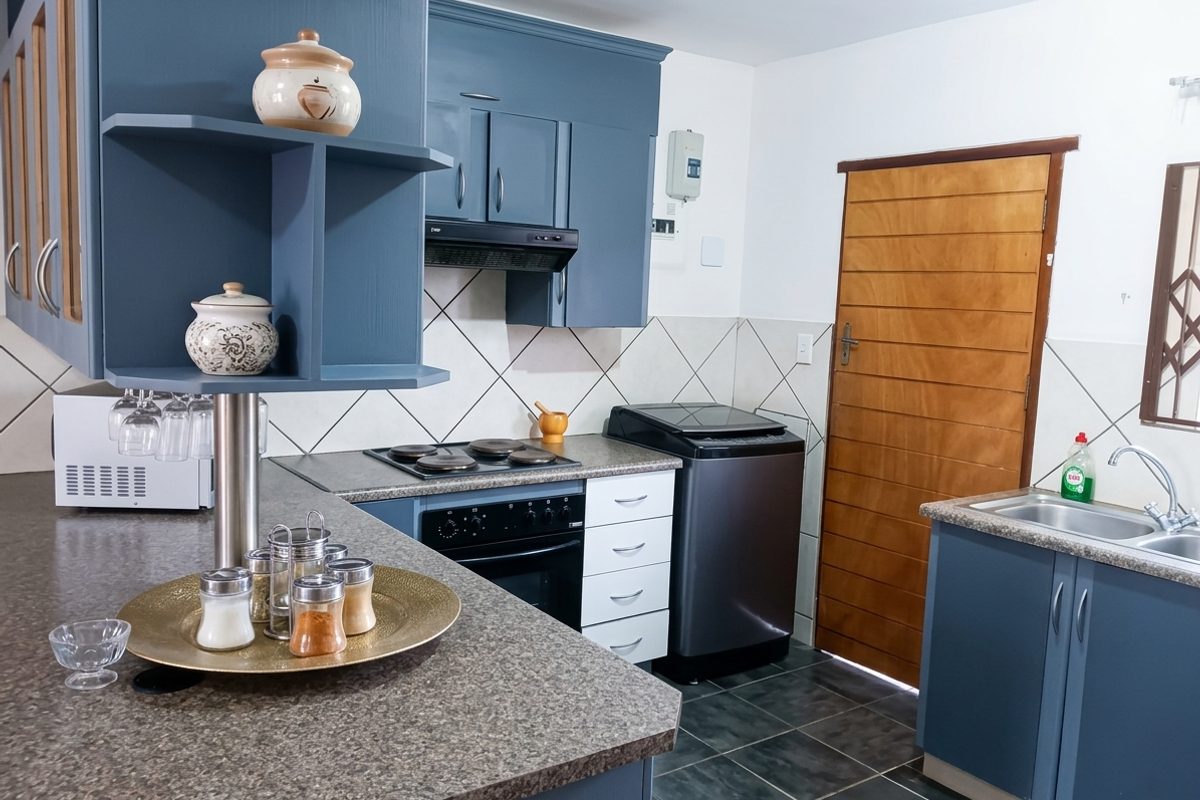 Spacious Double-Storey Townhouse with Stunning Views over Waterval East - Photo 2
