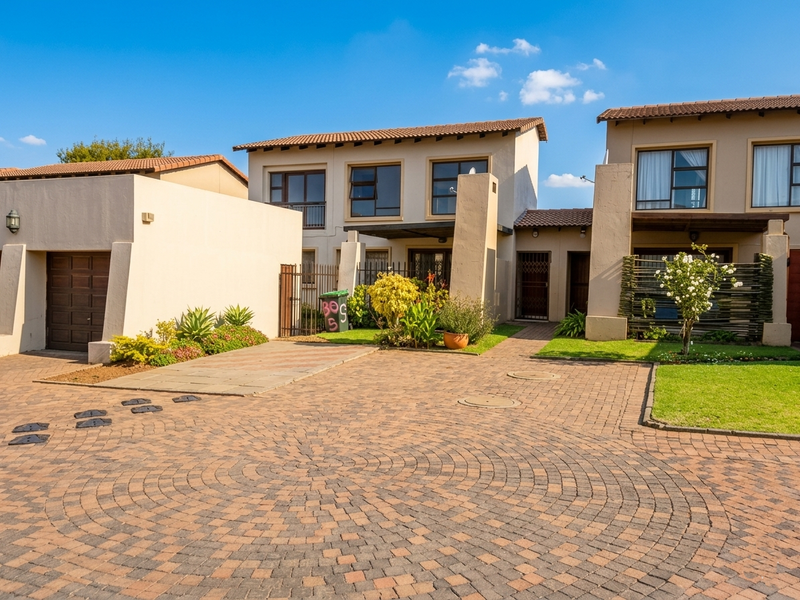 Spacious Double-Storey Townhouse with Stunning Views over Waterval East - Photo 1