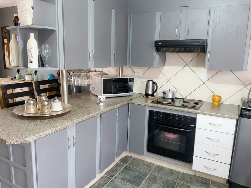 Spacious Double-Storey Townhouse with Stunning Views over Waterval East - Photo 3