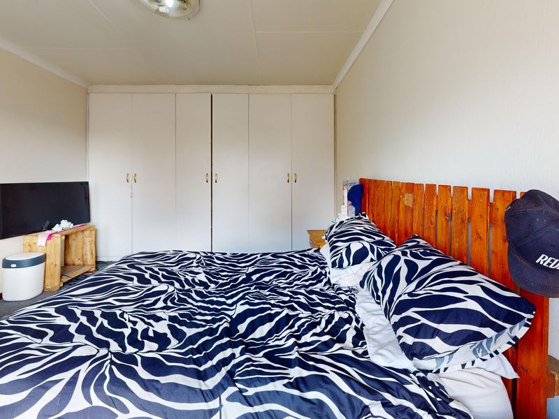 Modern Secure Living In Prime Location - Photo 10