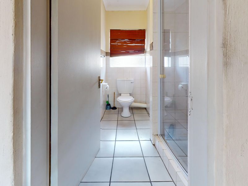 Modern Secure Living In Prime Location - Photo 5