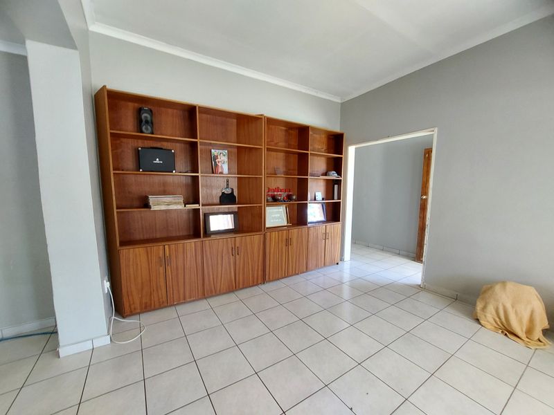 Sturdy, warm and inviting family home - Photo 3
