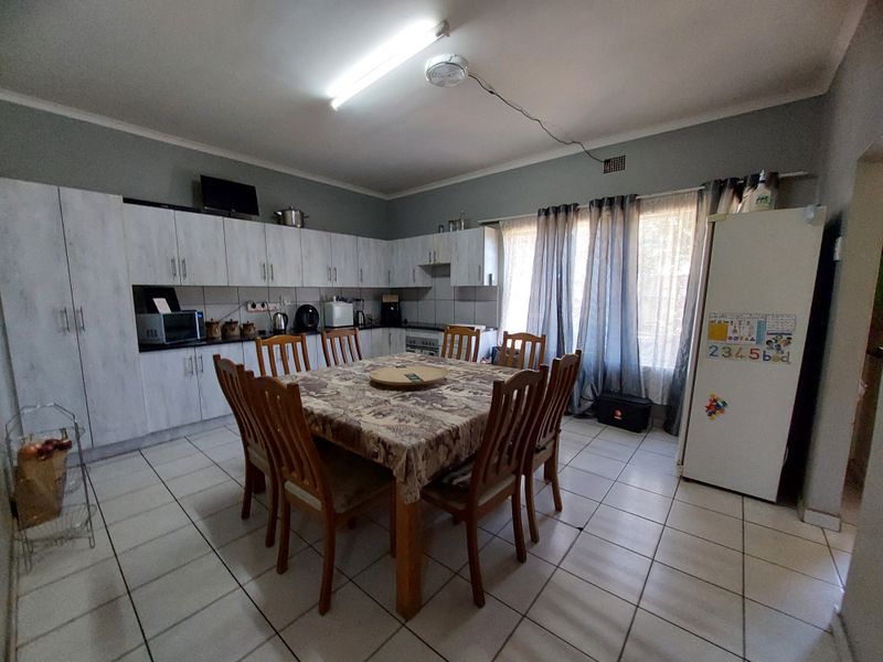 Sturdy, warm and inviting family home - Photo 10