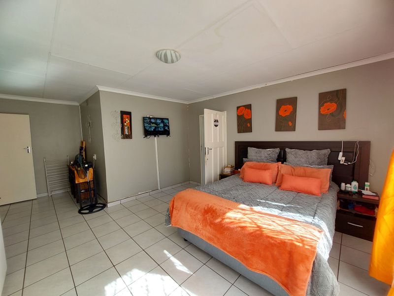 Sturdy, warm and inviting family home - Photo 9