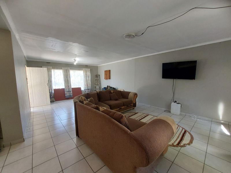 Sturdy, warm and inviting family home - Photo 1