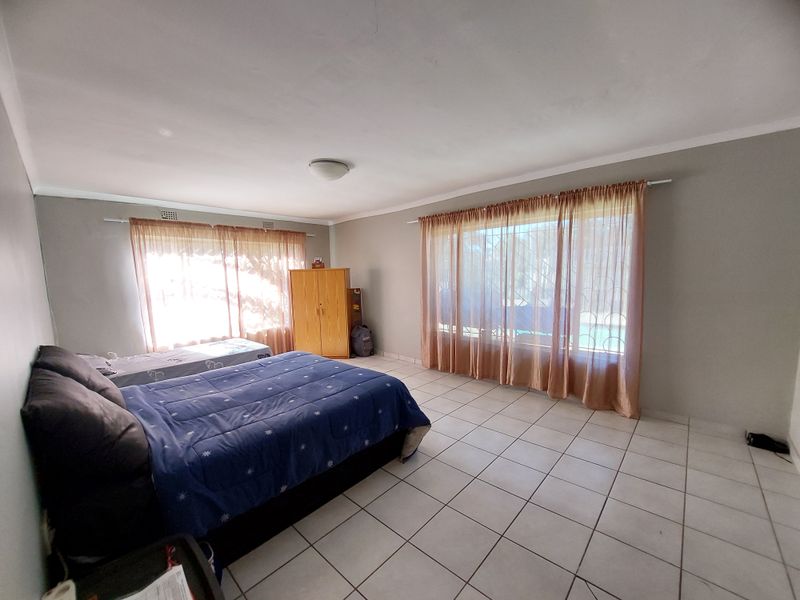 Sturdy, warm and inviting family home - Photo 6