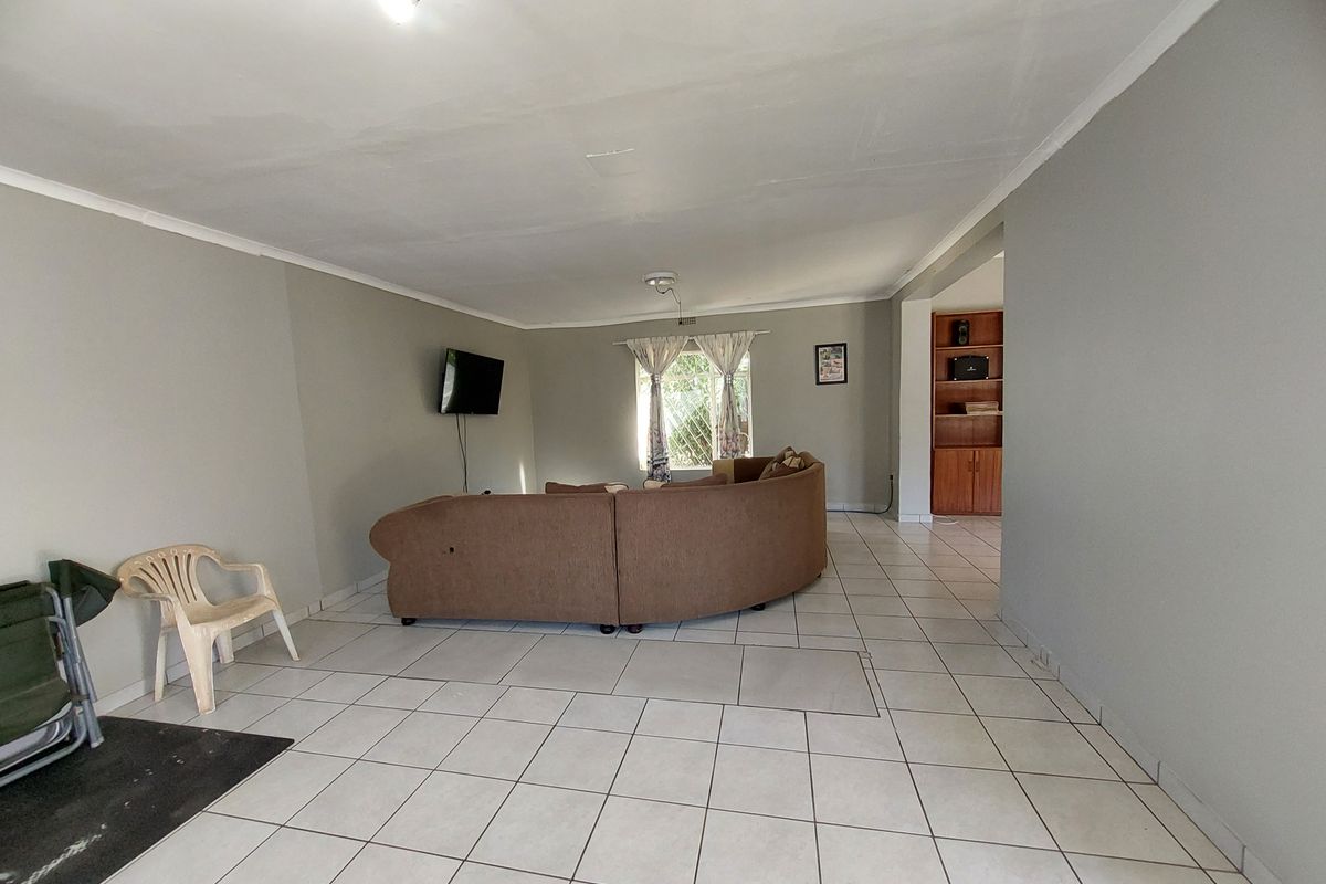 Sturdy, warm and inviting family home - Photo 2
