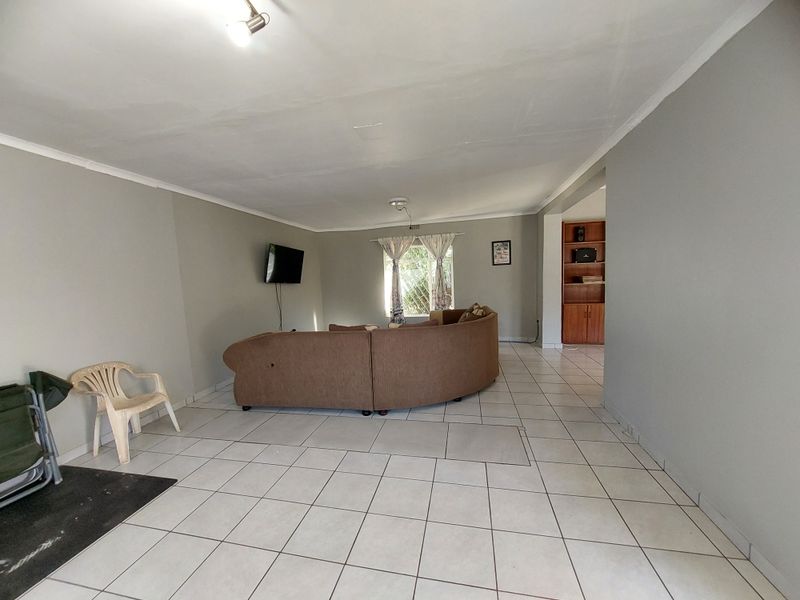 Sturdy, warm and inviting family home - Photo 2