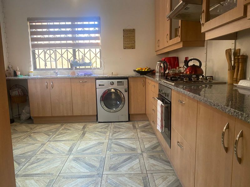 Spacious & Elegant 3-Bedroom Townhouse in a Prime Location - Photo 4