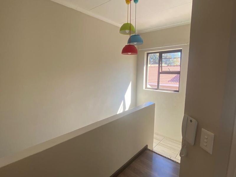 Spacious & Elegant 3-Bedroom Townhouse in a Prime Location - Photo 8