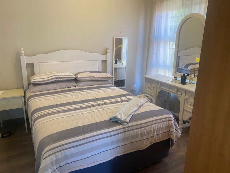 Spacious & Elegant 3-Bedroom Townhouse in a Prime Location - Photo 9