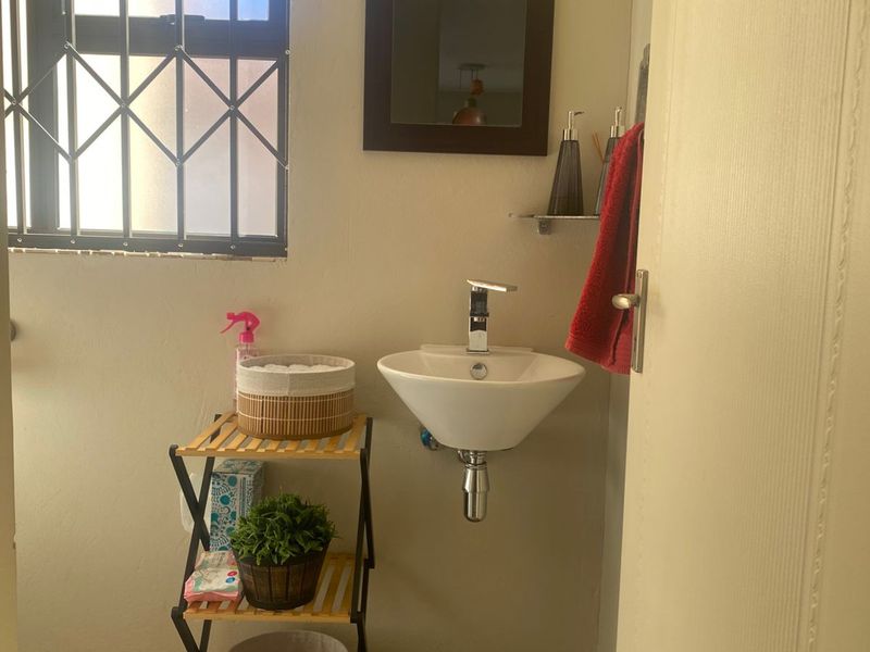 Spacious & Elegant 3-Bedroom Townhouse in a Prime Location - Photo 6