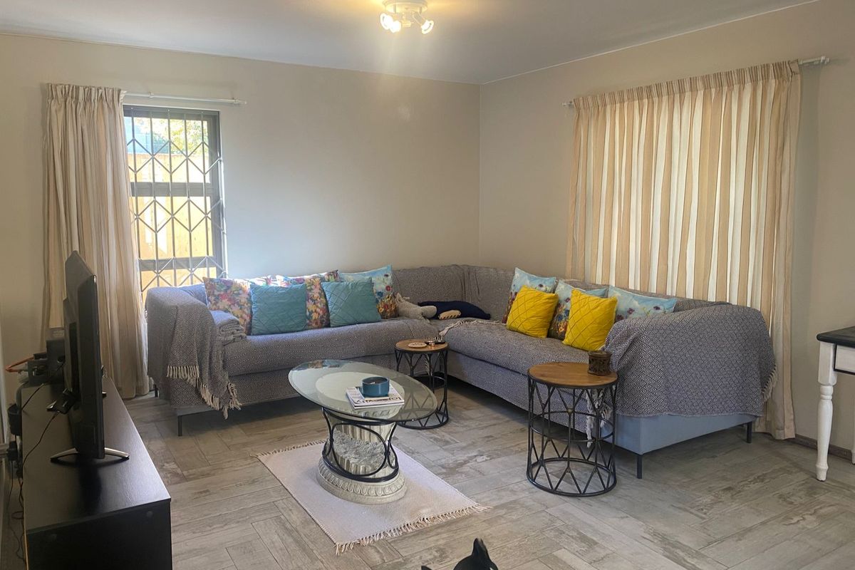 Spacious & Elegant 3-Bedroom Townhouse in a Prime Location - Photo 2