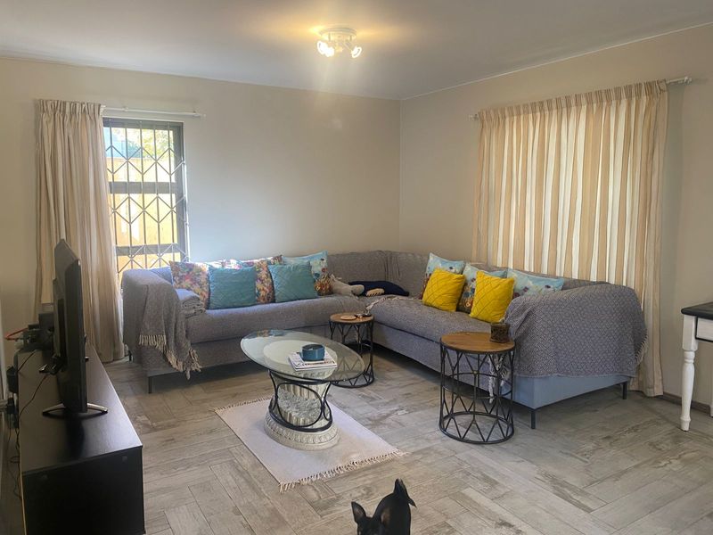 Spacious & Elegant 3-Bedroom Townhouse in a Prime Location - Photo 2