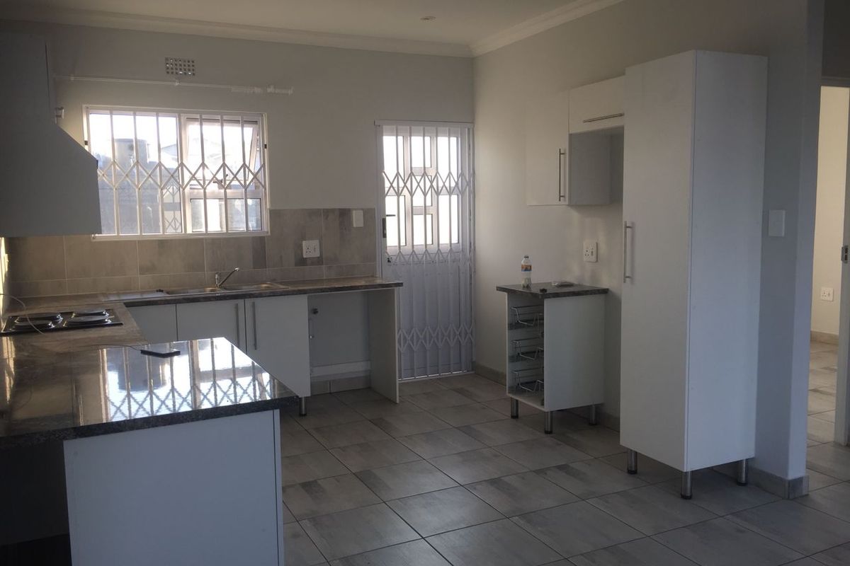 Immaculate 2-Bedroom Townhouse in Sought-After Avalone Gardens, Gonubie - Photo 2
