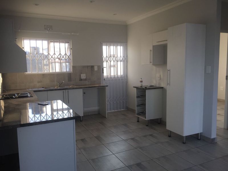 Immaculate 2-Bedroom Townhouse in Sought-After Avalone Gardens, Gonubie - Photo 2