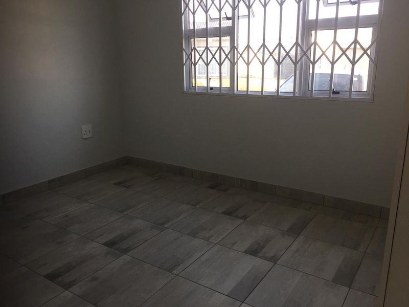 Immaculate 2-Bedroom Townhouse in Sought-After Avalone Gardens, Gonubie - Photo 4