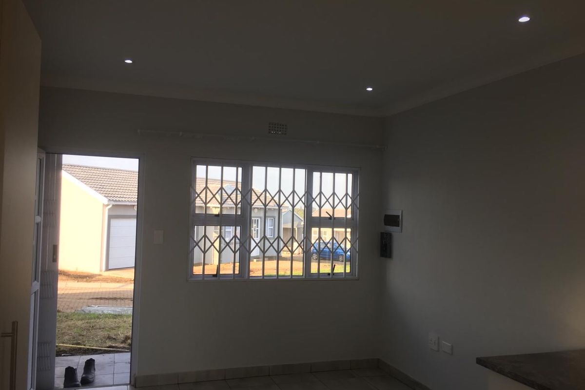 Immaculate 2-Bedroom Townhouse in Sought-After Avalone Gardens, Gonubie - Photo 3