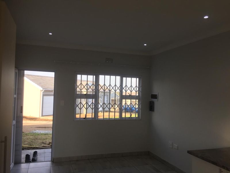Immaculate 2-Bedroom Townhouse in Sought-After Avalone Gardens, Gonubie - Photo 3