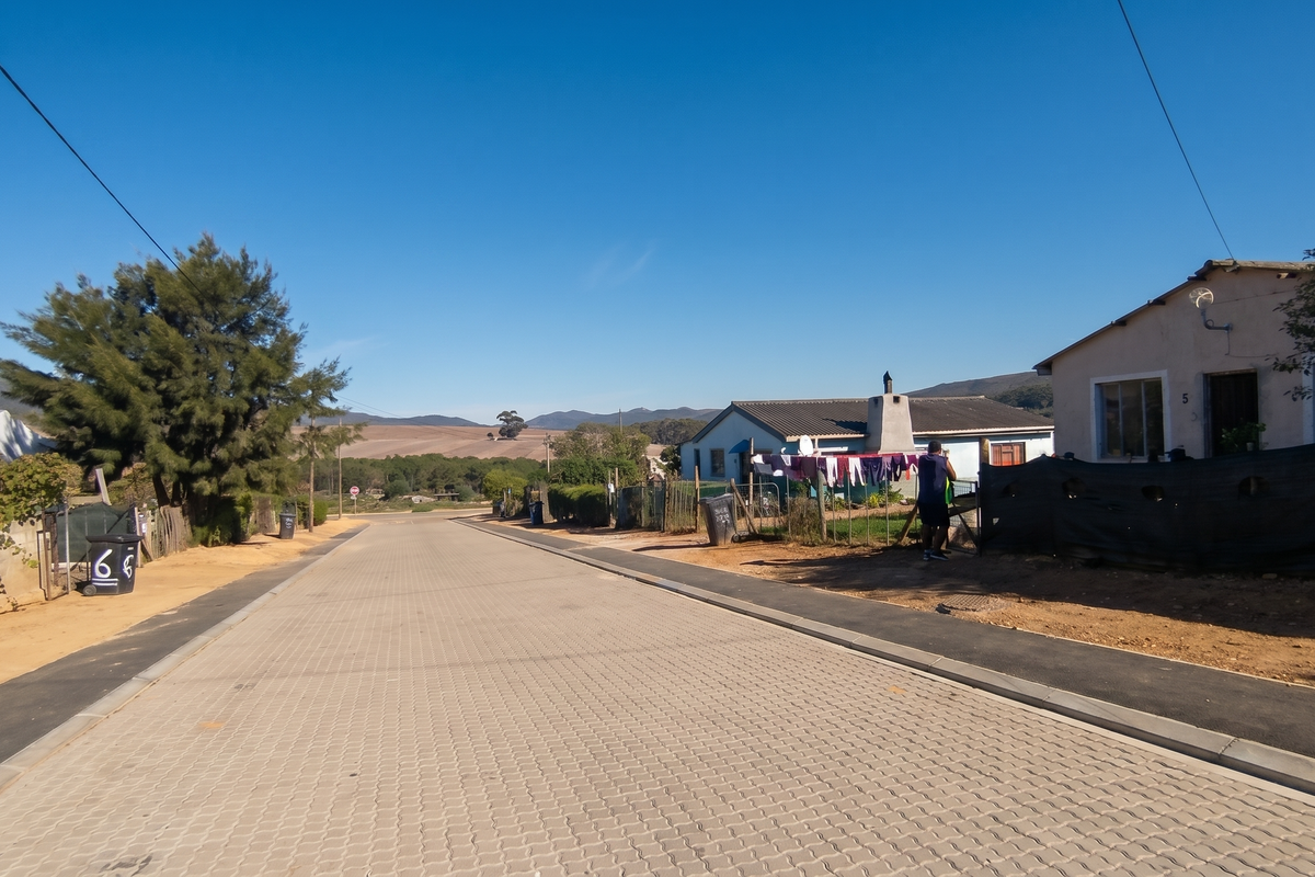 Bank Assisted Sale - Spacious Family Home with Flexible Living - Photo 2