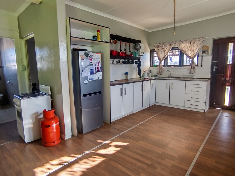 Bank Assisted Sale - Spacious Family Home with Flexible Living - Photo 10