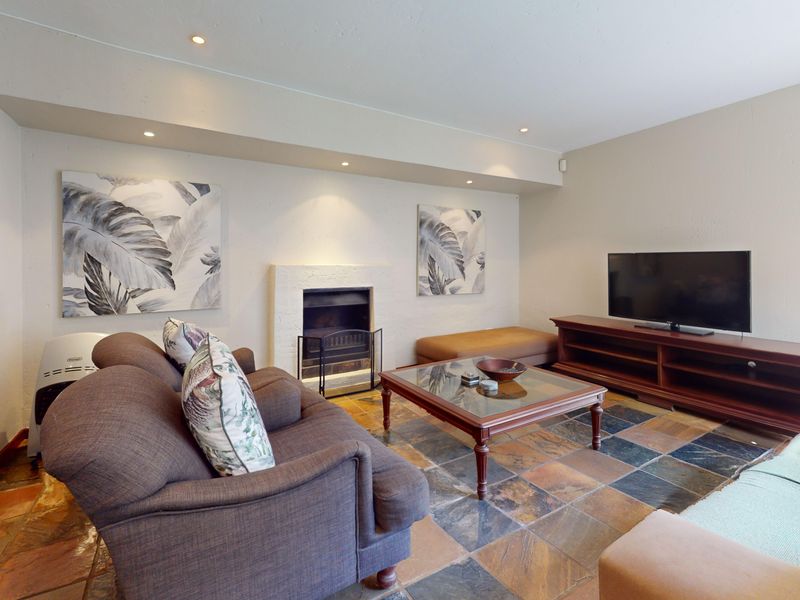 Elegant Family Living in the Heart of Serenity Estate, Parkrand - Photo 5