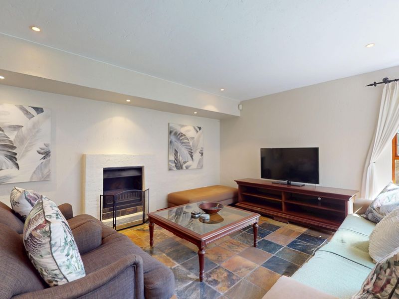 Elegant Family Living in the Heart of Serenity Estate, Parkrand - Photo 3