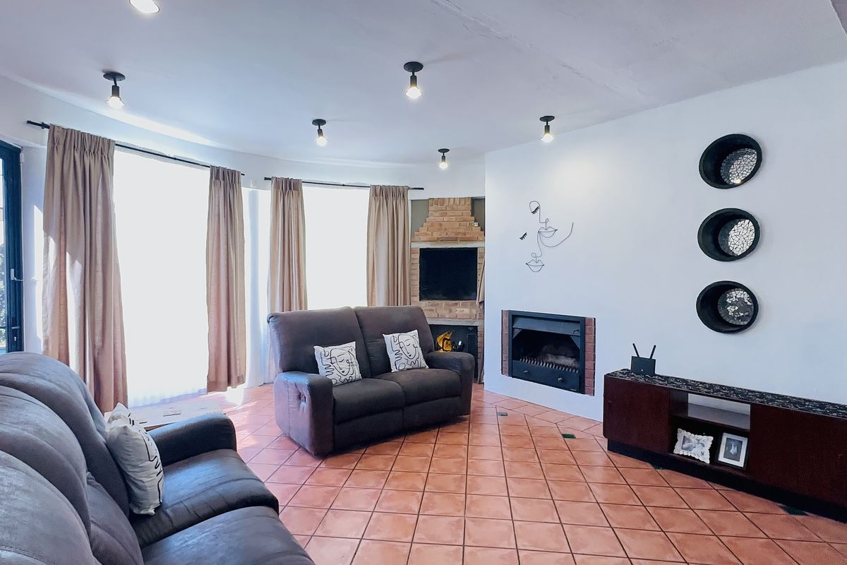 4 Bedroom Family Home Overlooking the Golf Course in Selection Park - Photo 5