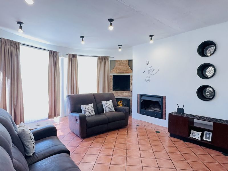 4 Bedroom Family Home Overlooking the Golf Course in Selection Park - Photo 5