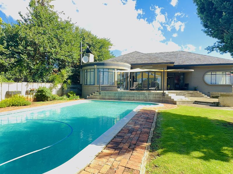 4 Bedroom Family Home Overlooking the Golf Course in Selection Park - Photo 1