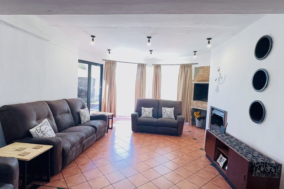 4 Bedroom Family Home Overlooking the Golf Course in Selection Park - Photo 4