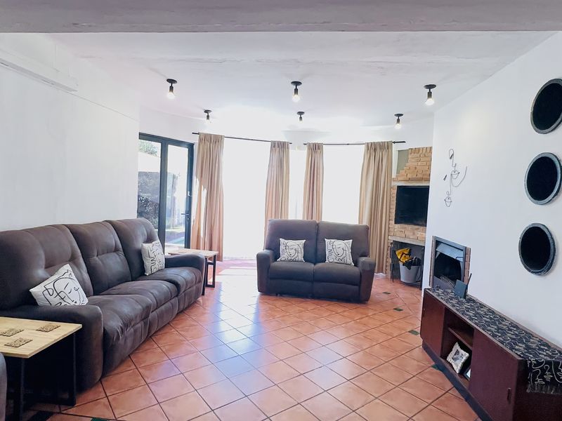4 Bedroom Family Home Overlooking the Golf Course in Selection Park - Photo 4