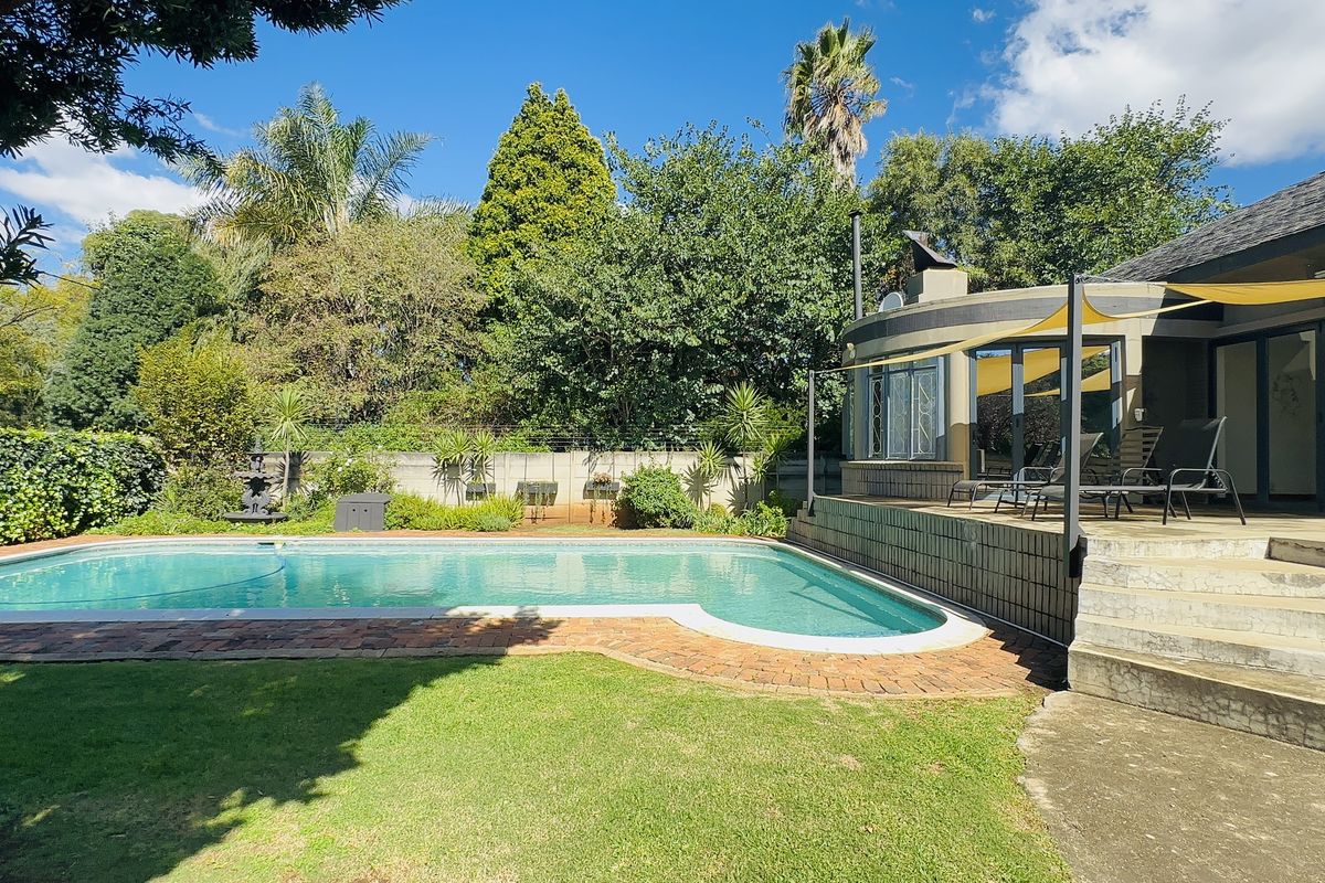 4 Bedroom Family Home Overlooking the Golf Course in Selection Park - Photo 2