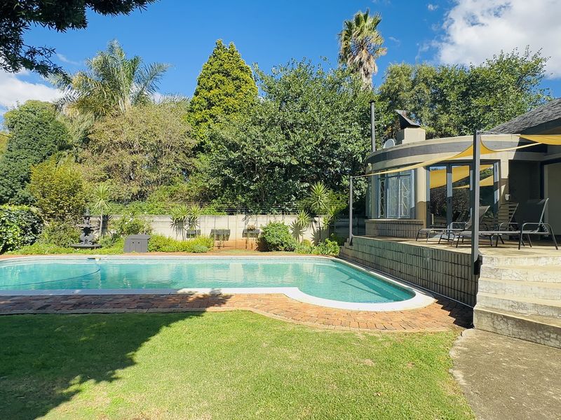 4 Bedroom Family Home Overlooking the Golf Course in Selection Park - Photo 2