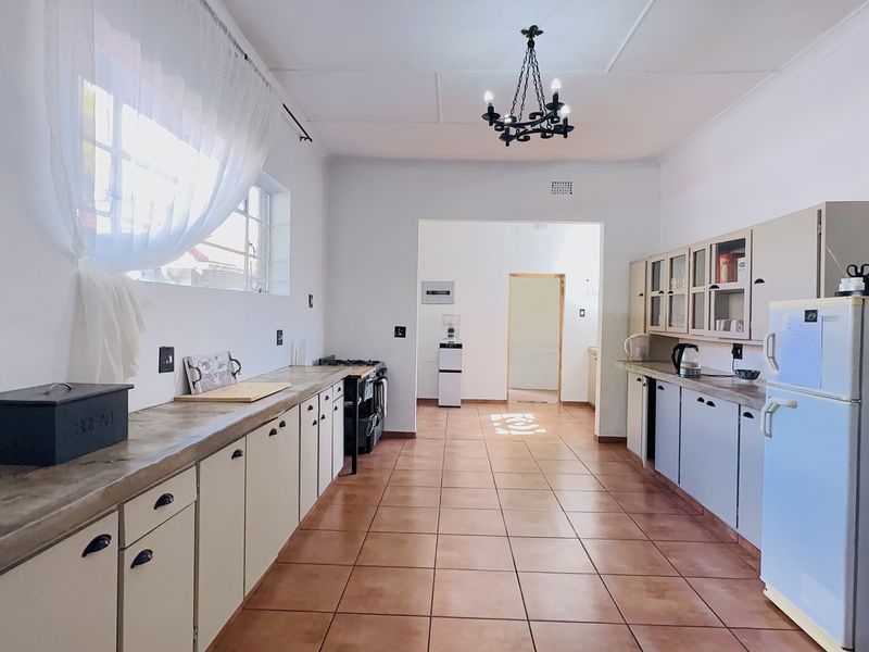 4 Bedroom Family Home Overlooking the Golf Course in Selection Park - Photo 6