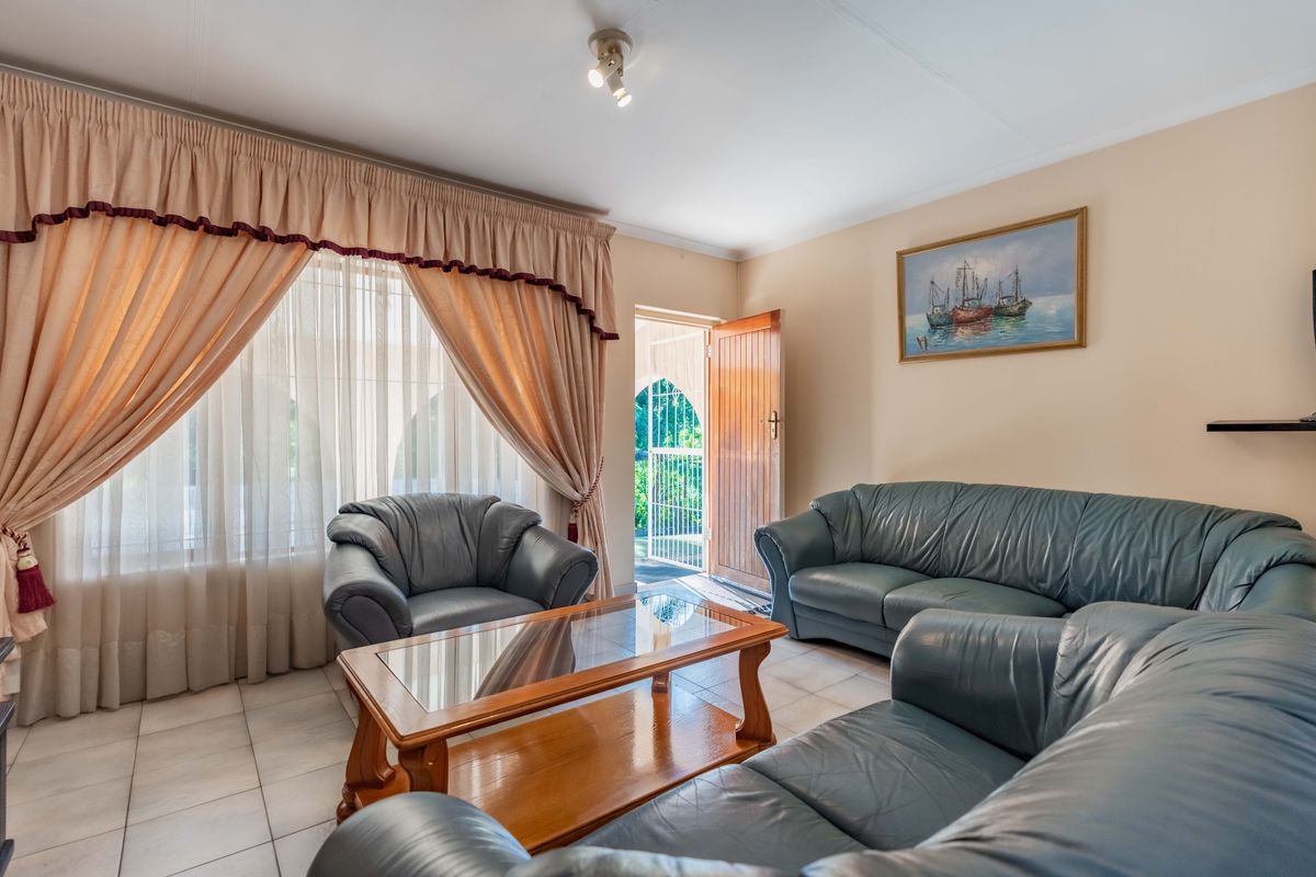Charming Freestanding Haven - 3 Bedroom, 2 Bathroom Family Home - Photo 3