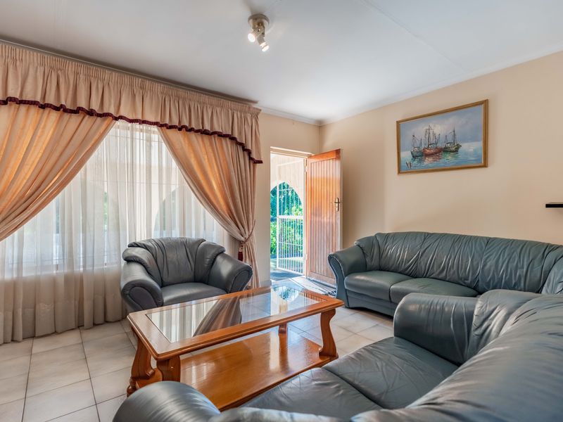 Charming Freestanding Haven - 3 Bedroom, 2 Bathroom Family Home - Photo 3