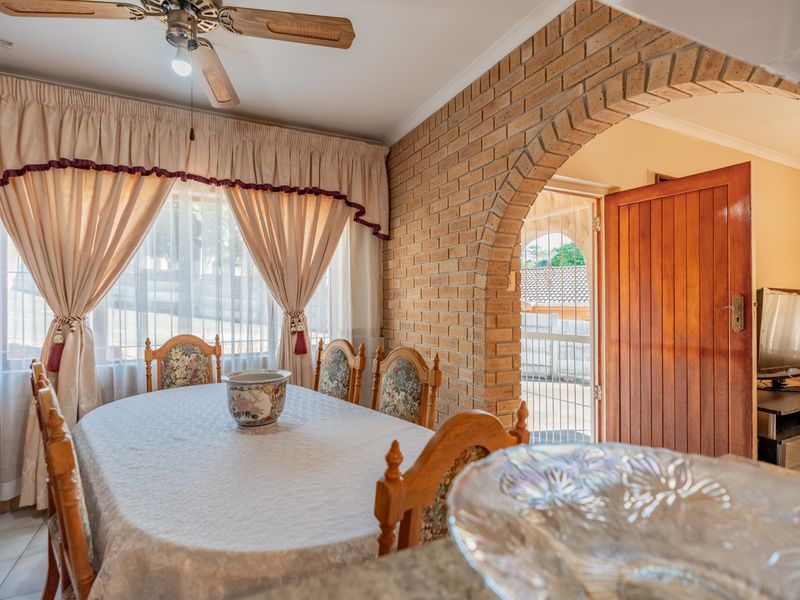 Charming Freestanding Haven - 3 Bedroom, 2 Bathroom Family Home - Photo 9