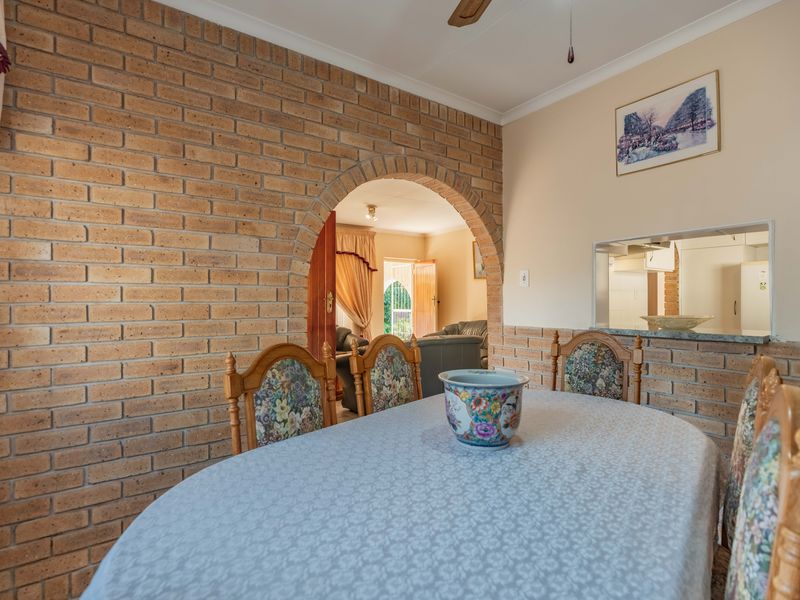 Charming Freestanding Haven - 3 Bedroom, 2 Bathroom Family Home - Photo 8