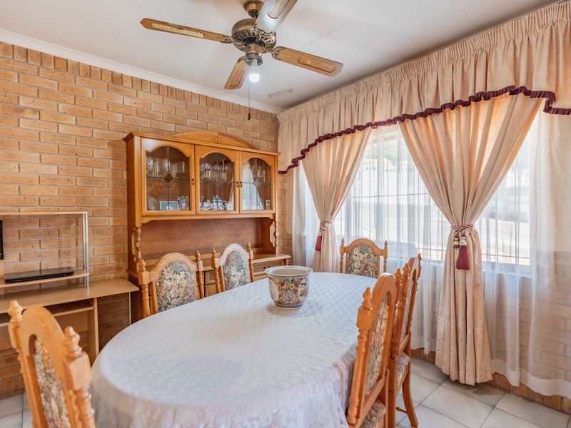 Charming Freestanding Haven - 3 Bedroom, 2 Bathroom Family Home - Photo 7