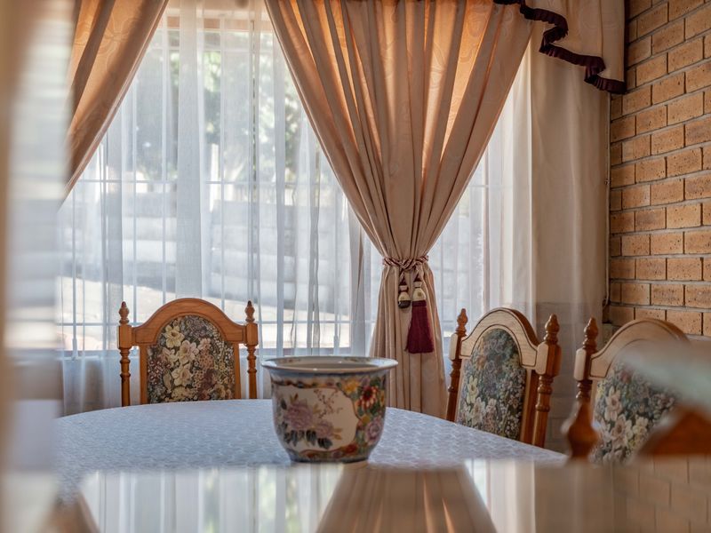Charming Freestanding Haven - 3 Bedroom, 2 Bathroom Family Home - Photo 6