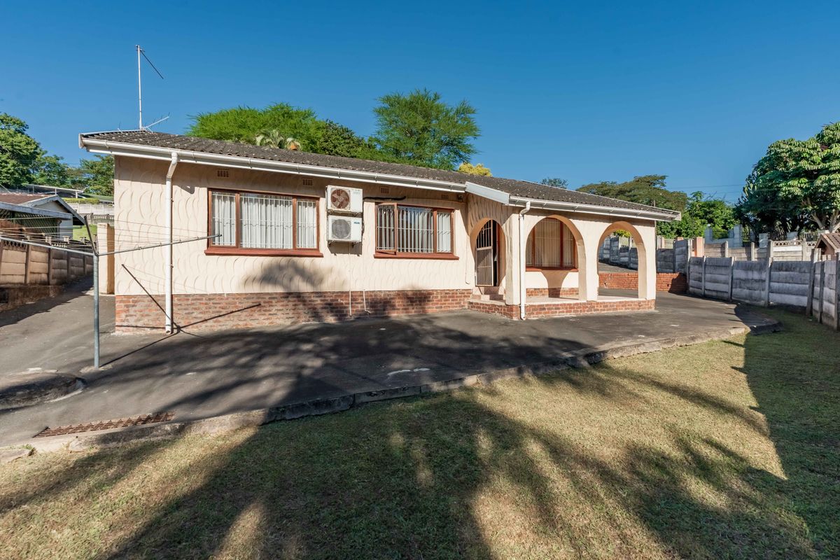 Charming Freestanding Haven - 3 Bedroom, 2 Bathroom Family Home - Photo 2