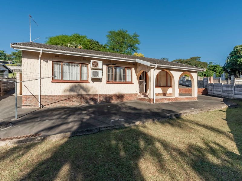 Charming Freestanding Haven - 3 Bedroom, 2 Bathroom Family Home - Photo 2