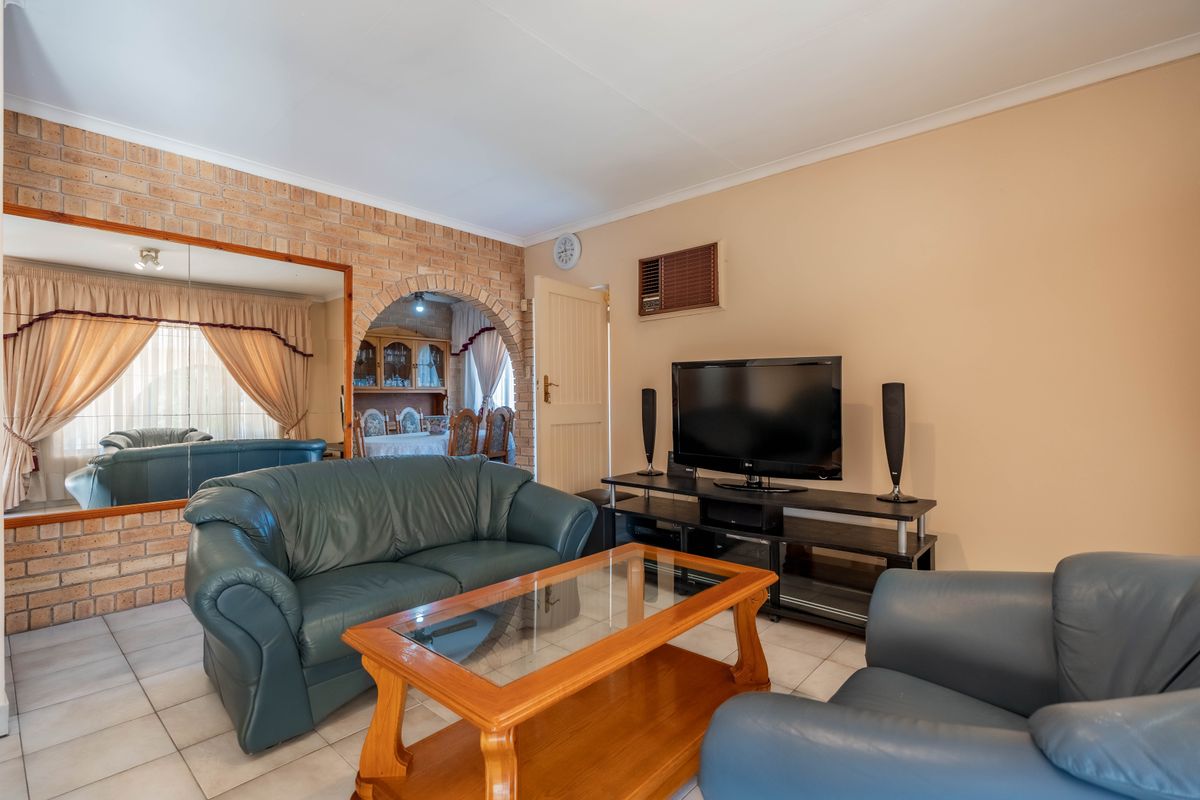 Charming Freestanding Haven - 3 Bedroom, 2 Bathroom Family Home - Photo 4