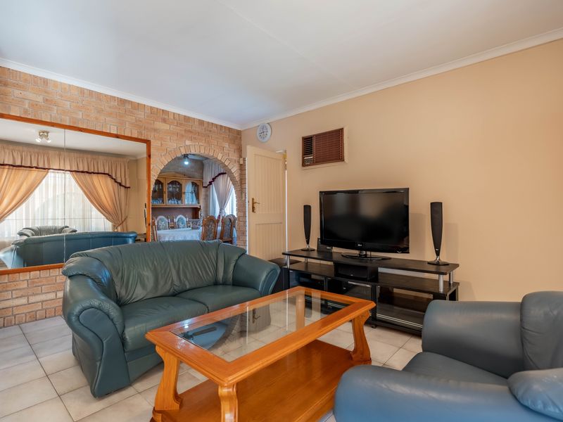 Charming Freestanding Haven - 3 Bedroom, 2 Bathroom Family Home - Photo 4
