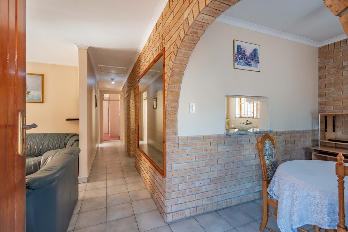 Charming Freestanding Haven - 3 Bedroom, 2 Bathroom Family Home - Photo 5
