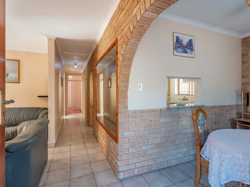 Charming Freestanding Haven - 3 Bedroom, 2 Bathroom Family Home - Photo 5