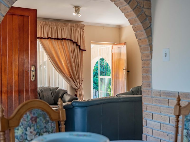 Charming Freestanding Haven - 3 Bedroom, 2 Bathroom Family Home - Photo 10