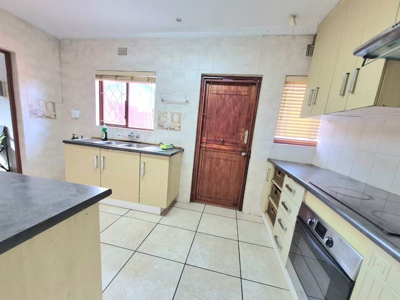 3 bedroom house - Photo 2